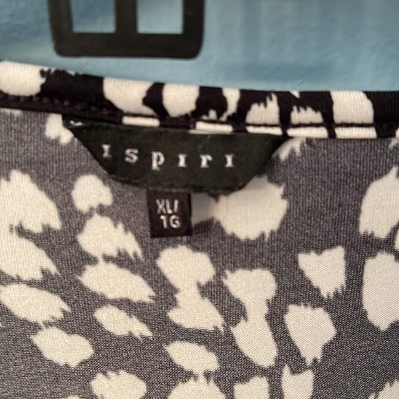 Black and white summer blouse. Size XL suitable for casual or the office. - Picture 4 of 5